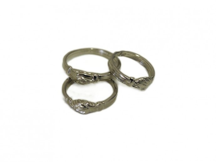 Anello mani giunte Santa Rita in metallo nichelato disponibile nelle misure 13-19-28